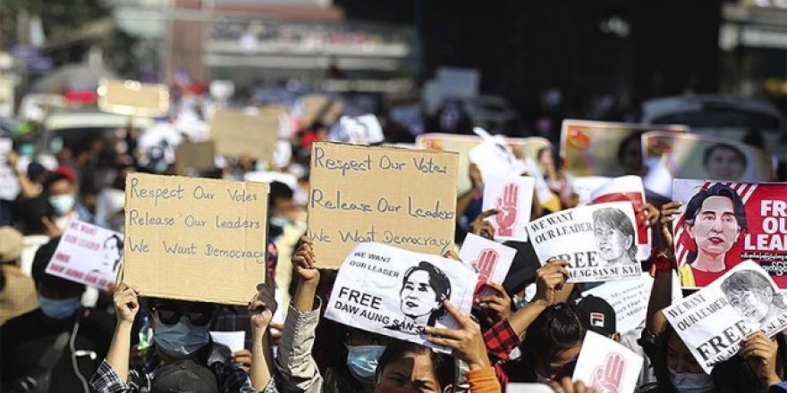 Welatîyên Myanmarê Dijî Darbeya Leşkerî Protestoyan li Dar Dixin