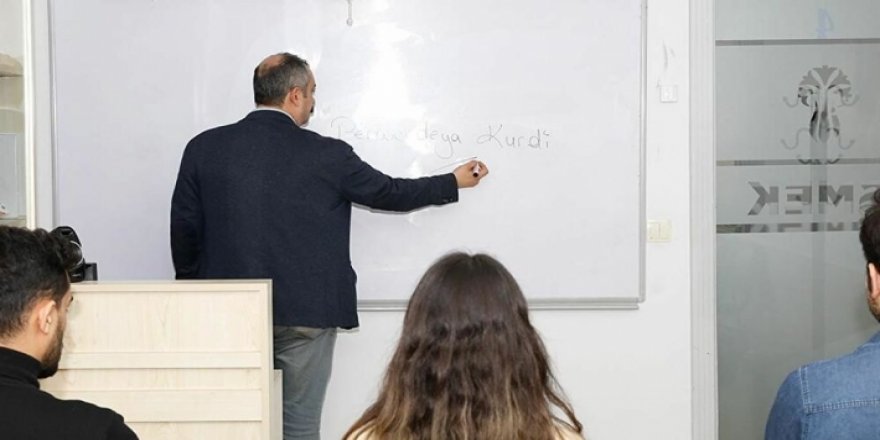 Şaredarîya Îstanbulî semedê kursê ziwanê kurdkî mamosteyan gêna  