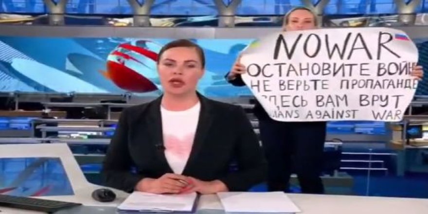 Li Rûsyayê rojnamegerekê di dema weşana zindî de şer protesto kiriye