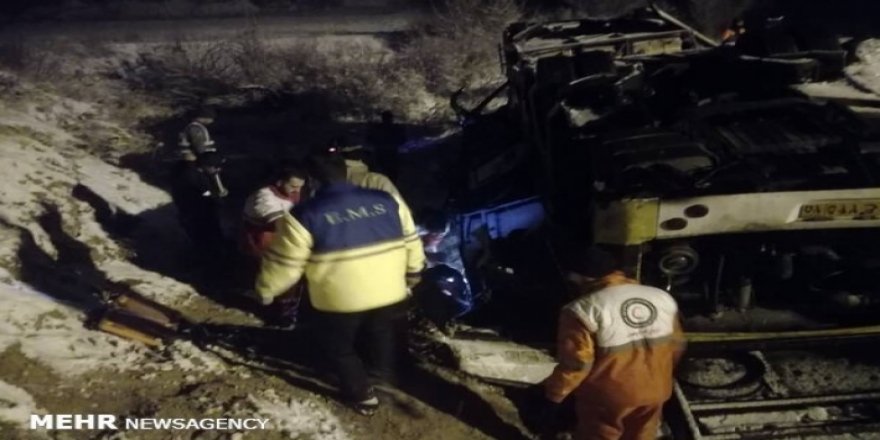 Li Îranê otobûsa rêwîyan wergerîya, 19 kes mirin