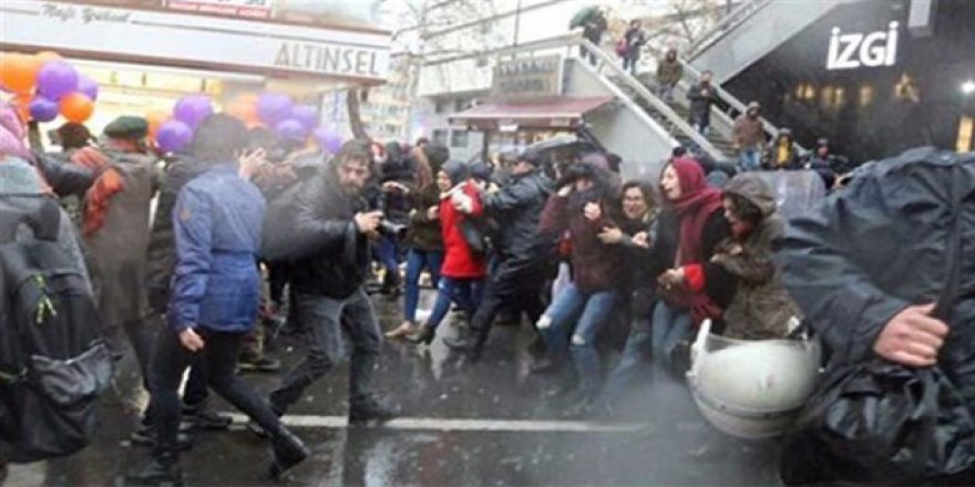 “Roj bi roj rêza Tirkîyeyê ya di azadîya çapamenîyê de bi paş de dikeve.”