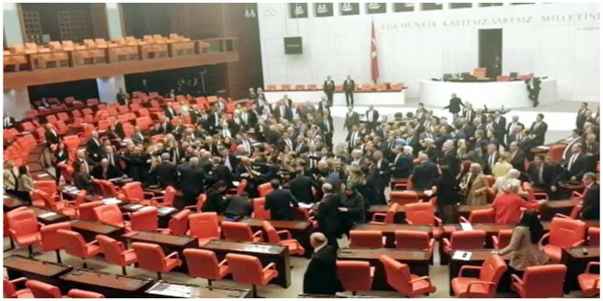 Şerê dest û boksan di navbeyna parlementerên AKP û CHP de