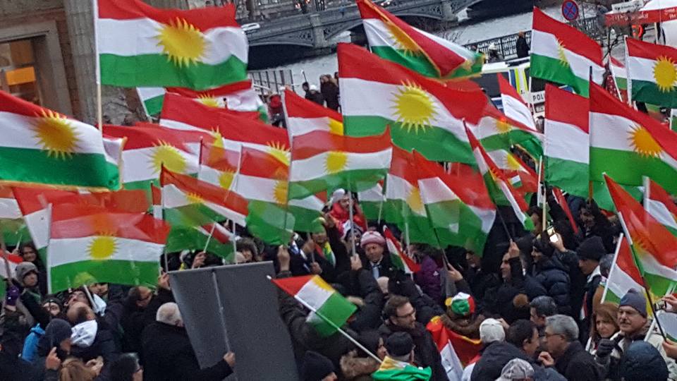 Kurd li Ewrûpayê ala rengîn bilind kirin!