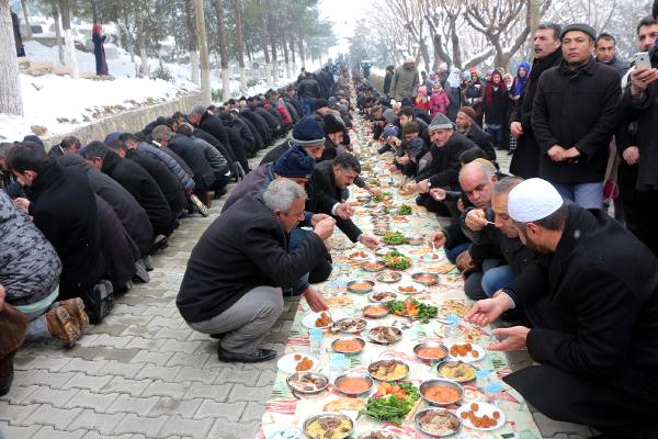 Şêxê Zîlan ji bo murîdên xwe sifreyek bi dirêjayîya 2 km amade kir