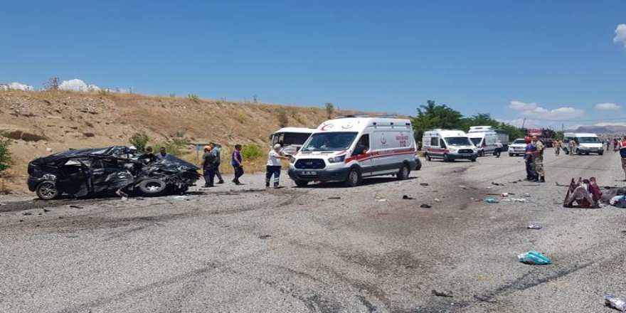 Mabênê rayîrê Dêrsim û Xarpêtî de qezaya trafîkî: Kesêk merd, 17 kesî birîndar ê