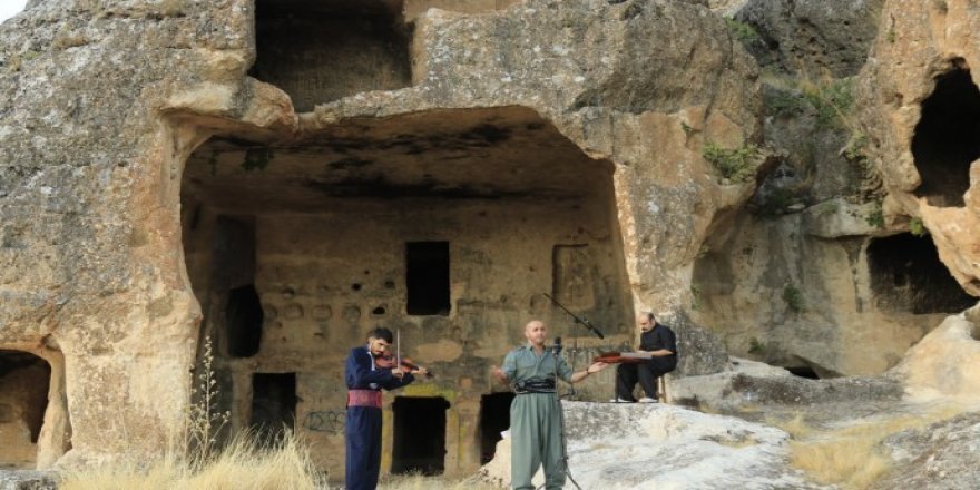 Wê li 10 cihên dîrokî dengê stran û muzîka kurdî olan bide