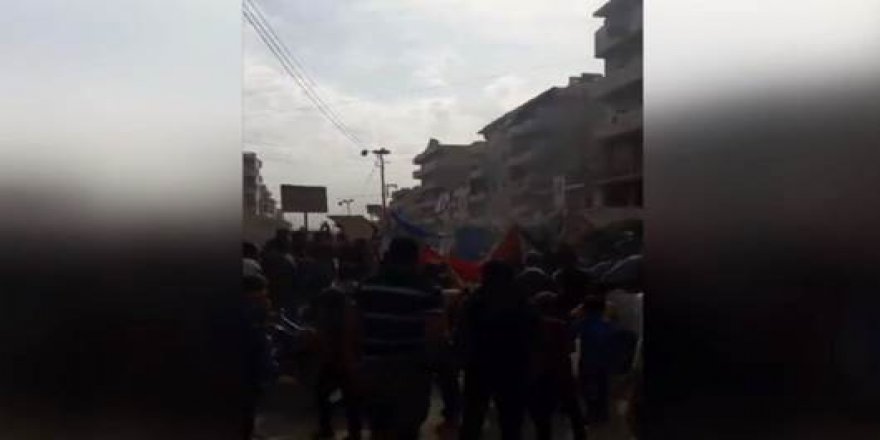 Li Efrînê çekdar û Erebên hawirde ala Fransayê şewitandin