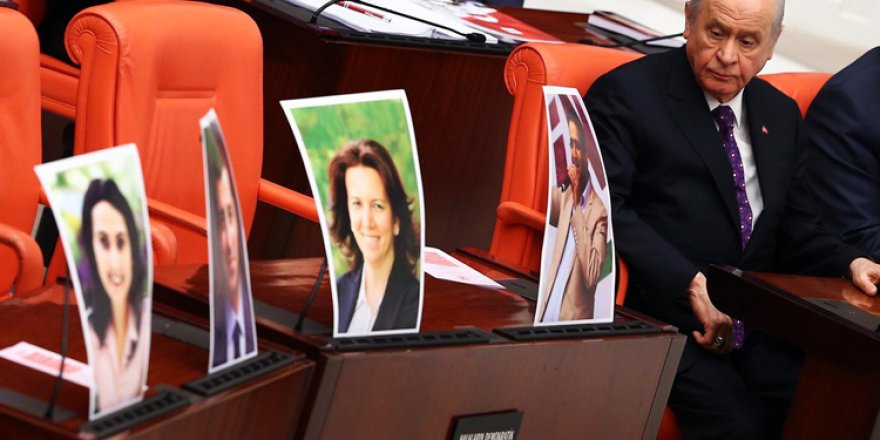 MHP ji bo girtina HDPê serî li dadgehê dide  