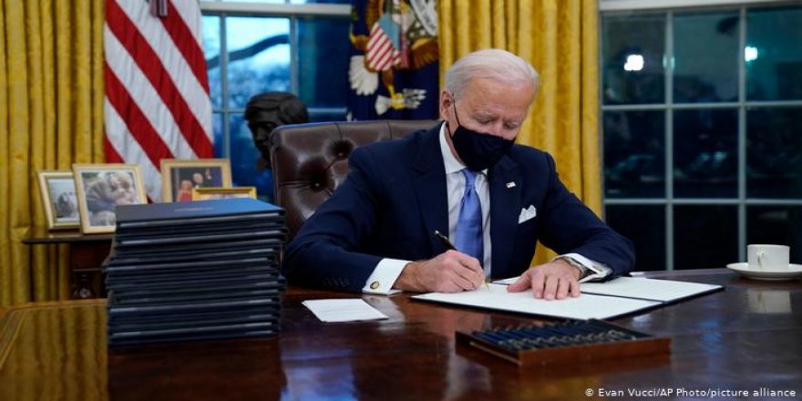 Biden ferman da ke heme awanîyanê federali de maske bêro şuxulnayîş