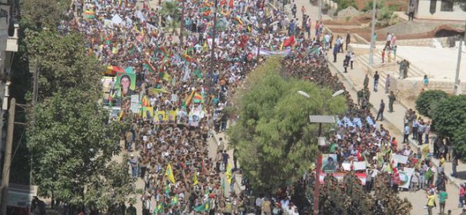 Xelkê Efrînê li hemberî êrişa topkirinên Tirkiyeyê meşiyan