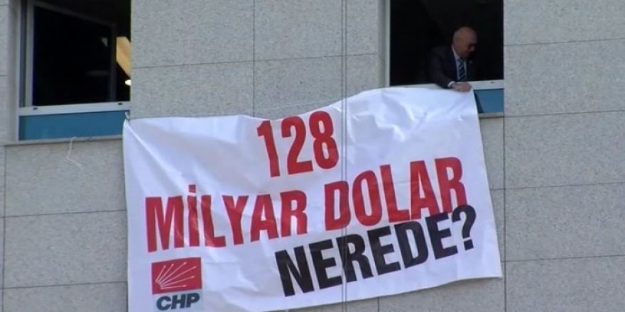 Pankarta ‘128 mîlyar dolar li ku ne?’ bi Meclîsê ve hat daliqandin