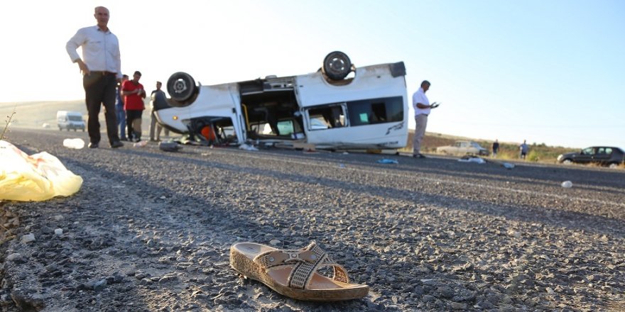 Riha: Mînîbusa karkeranê serrwextî qeza kerd: 16 kesî birîndar bîyî