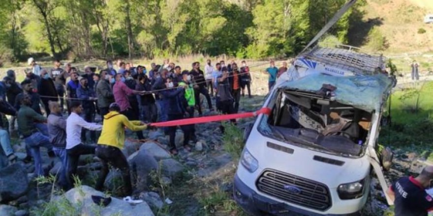 Li Çewligê mînîbusa gund qelibî: 15 kes birîndar bûn