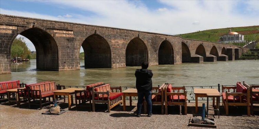 Kurdan ji ber kiryarên nijadperestî rezervasyonên xwe dan sekinandin