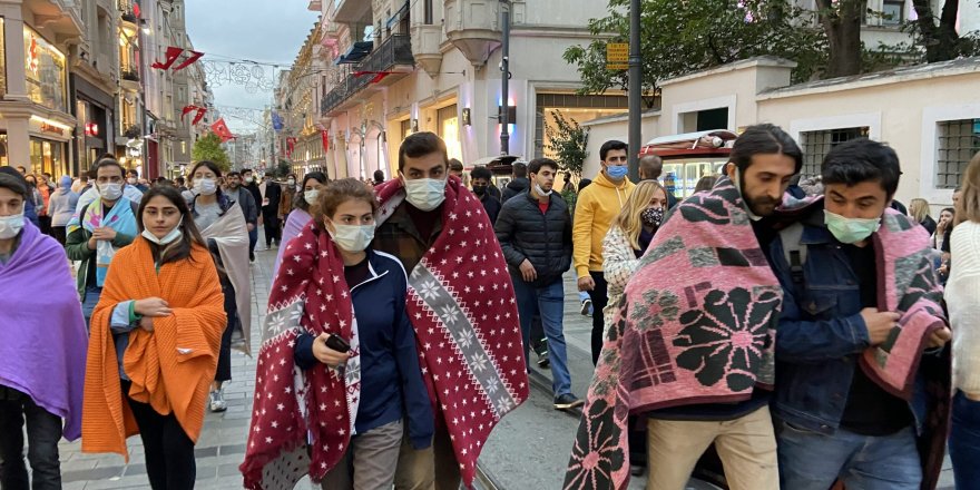 Xwendekar bi betaniyên xwe li Taksîmê meşiyan