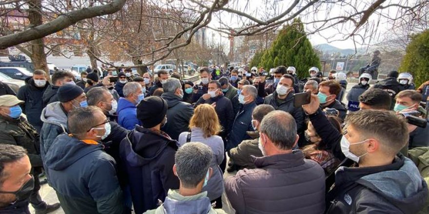 Li Dêrsîmê di navbera xwepêşander û polîsan de alozî derket