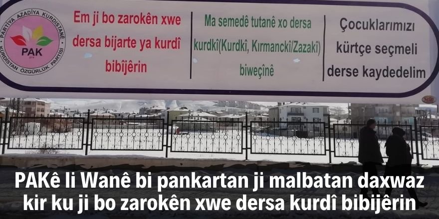 PAKê li Wanê bi pankartan ji malbatan daxwaz kir ku ji bo zarokên xwe dersa kurdî bibijêrin