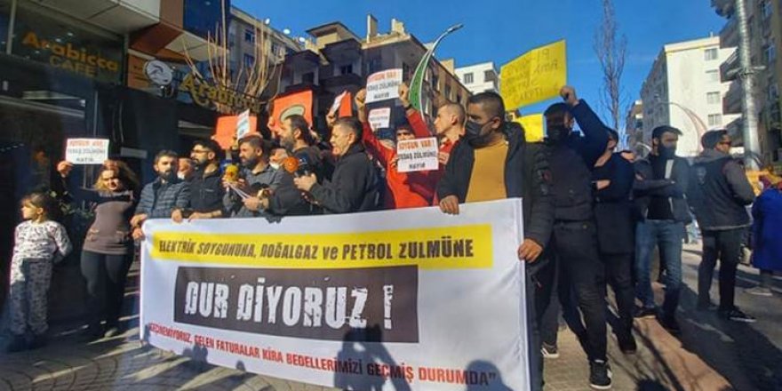 Esnafên Amedê bihabûna elektrîkê protesto kirin