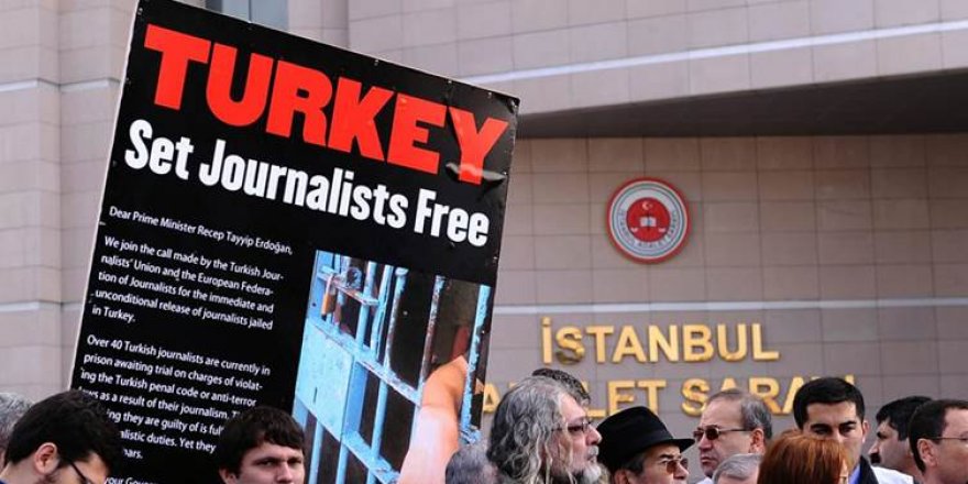 Cemiyeta Rojnamevanan: Li Tirkiye hîn 50 rojnamevan di zindanê de ne
