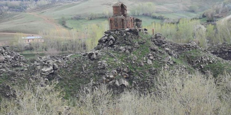 Gundê Pakaran bi dîroka xwe ya kevnar li benda geştiyaran e