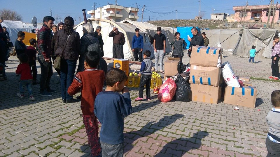 Jinên PAKa Amedê çûn serdana kampa kurdên Êzidî