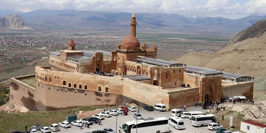 Koşka Îshak Paşa di Cejna Remezanê de bû navenda geştiyariyê