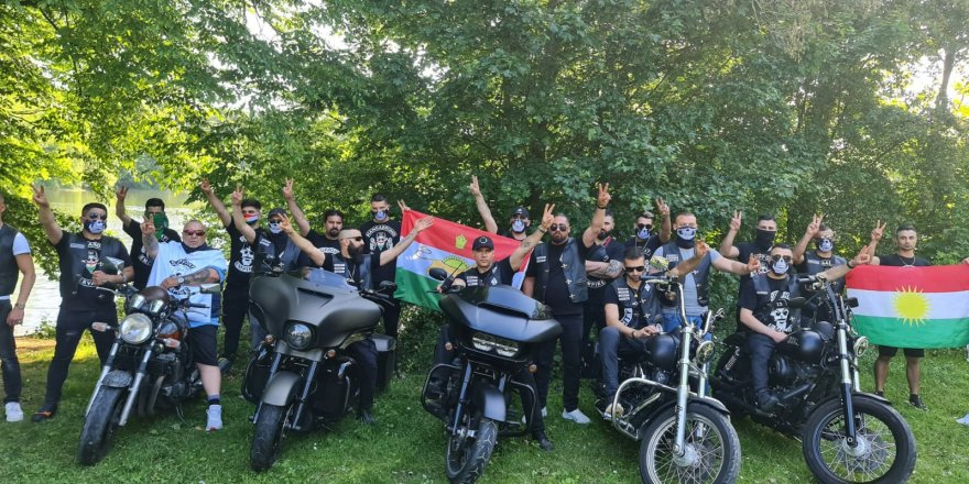 Endamên Klûba Motosîkletê, Ala Rengîn ji xwe venaqetînin