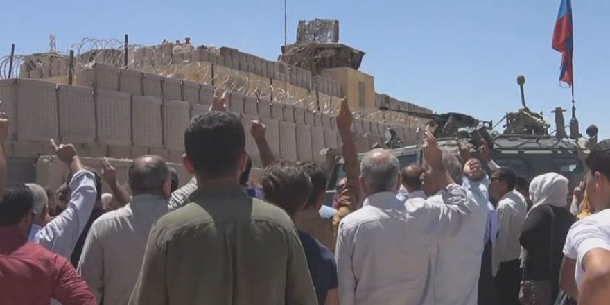 Xelkê Eyn Îsayê li ber baregeha hêzên Rûsî xwepêşandan kirin