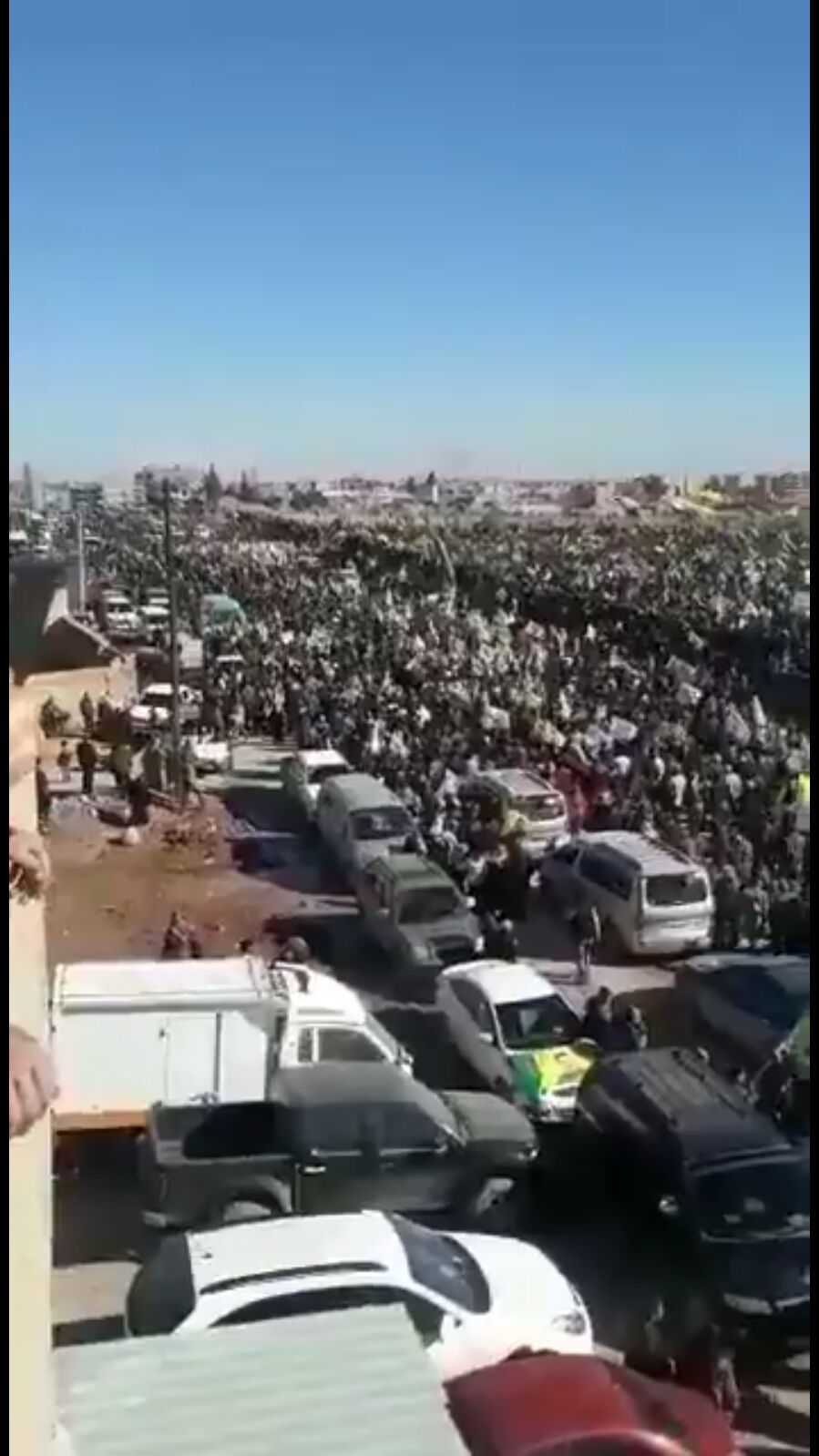 Bi hezaran Kurdên Qamişlo bo Efrînê meşiyan!