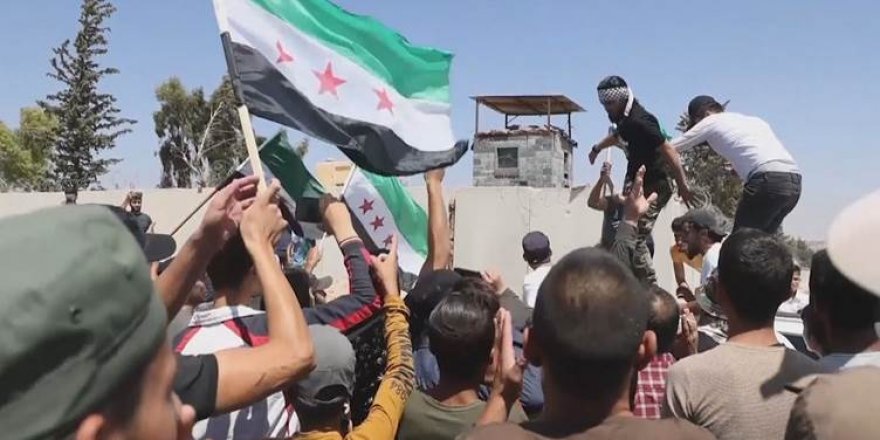 Xwepêşanderên li Idlibê berê xwe dan baregeheke Tirkiyê