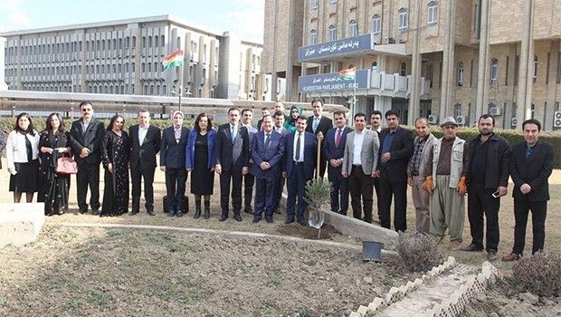 Parlamenterên Kurdistanê darên zeytûnê çandin, operasyona Şaxa Zeytûnê protesto kirin