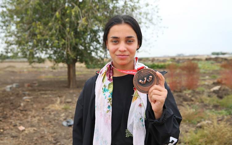 Keça Kurd di pêşbirka pelewaniya dest tewandinê ya Cîhanê de madalya wergirt