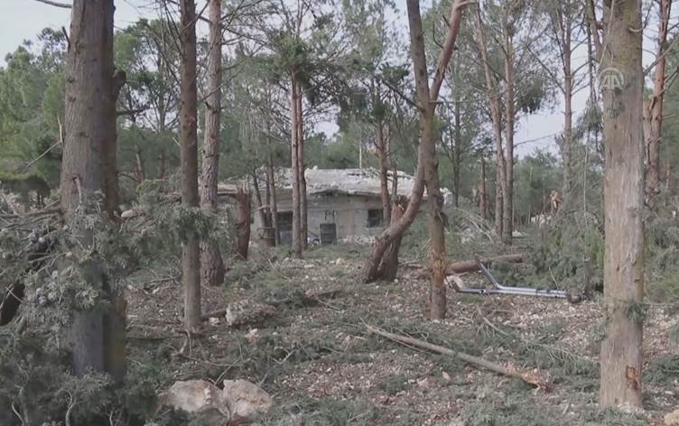 Çekdarên ser bi Tirkiyê goristana gundên Meydana ya Efrînê ji nav birin