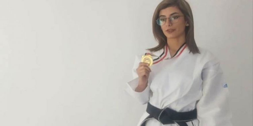 Werzîşvaneke karatê ya Rojavayê Kurdistanê medaliya zêrîn wergirt