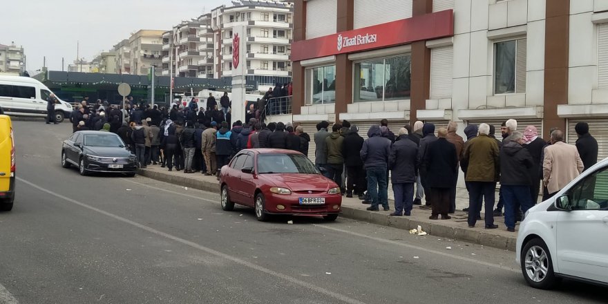 Li Amedê dora mexdûrên erdhejê li ber bankayan bi qasî kîlometreyek dirêj bû