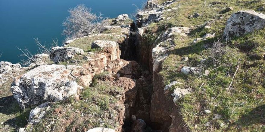 Ji ber erdheja Mereşê li qeraxên Çemê Feratê qelşên mezin çêbûne