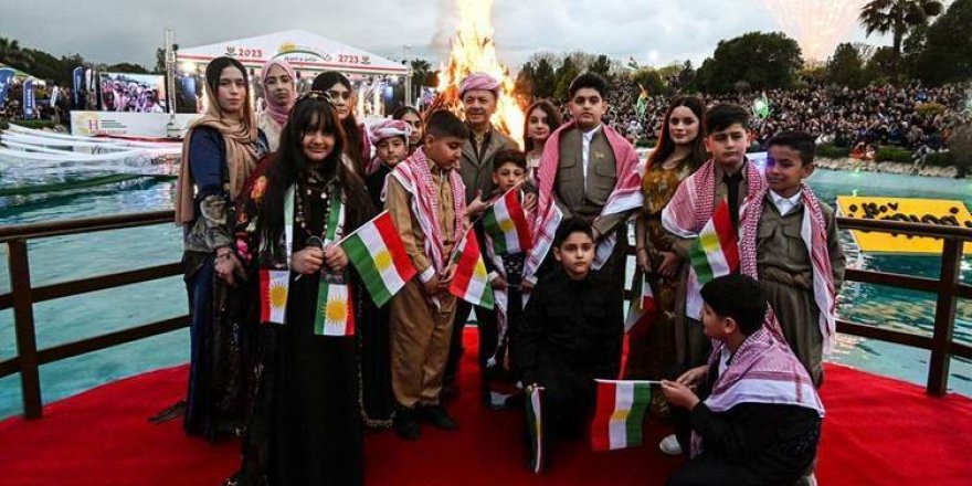Serok Barzanî bi zarokên şehîdan re agirê Newrozê pêxist