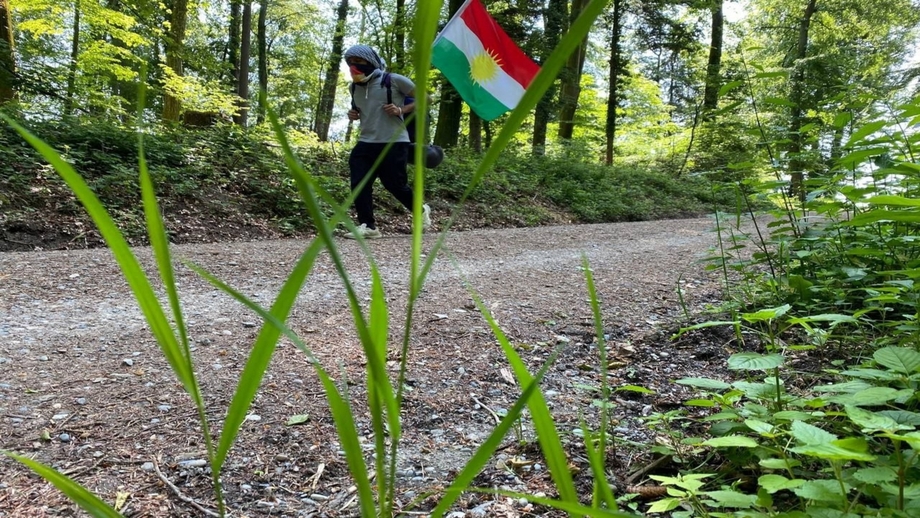 Penaberekî Kurd li dijî peymannameya Lozanê, ji Almanê heta Swîsê bi pêyan diçe