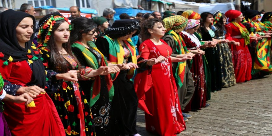 LÊKOLÎN – Li Tirkiyeyê Kurd çiqasî xwedî li nasnameya xwe derdikevin?