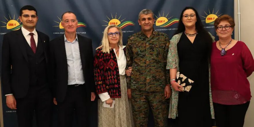 Fermandarê YPGê beşdarî bernameya Newrozê ya li Parîsê bû