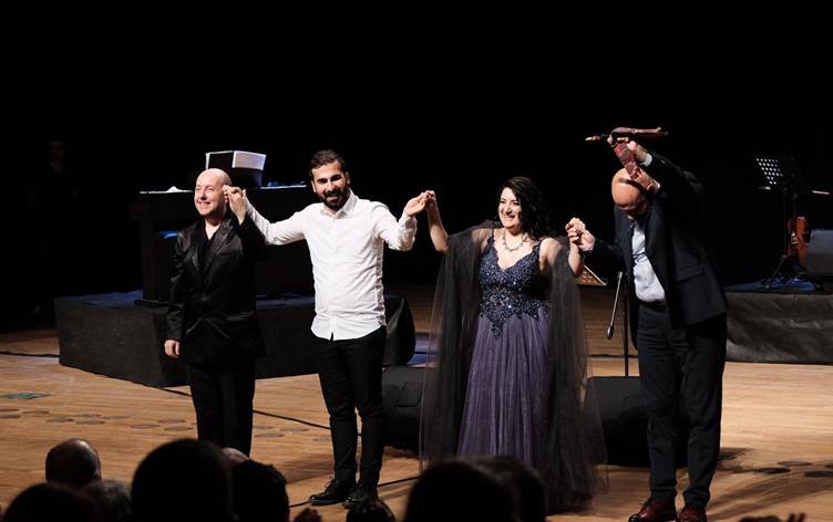 Soprano Pervîn Chakarê li Amedê konserek da