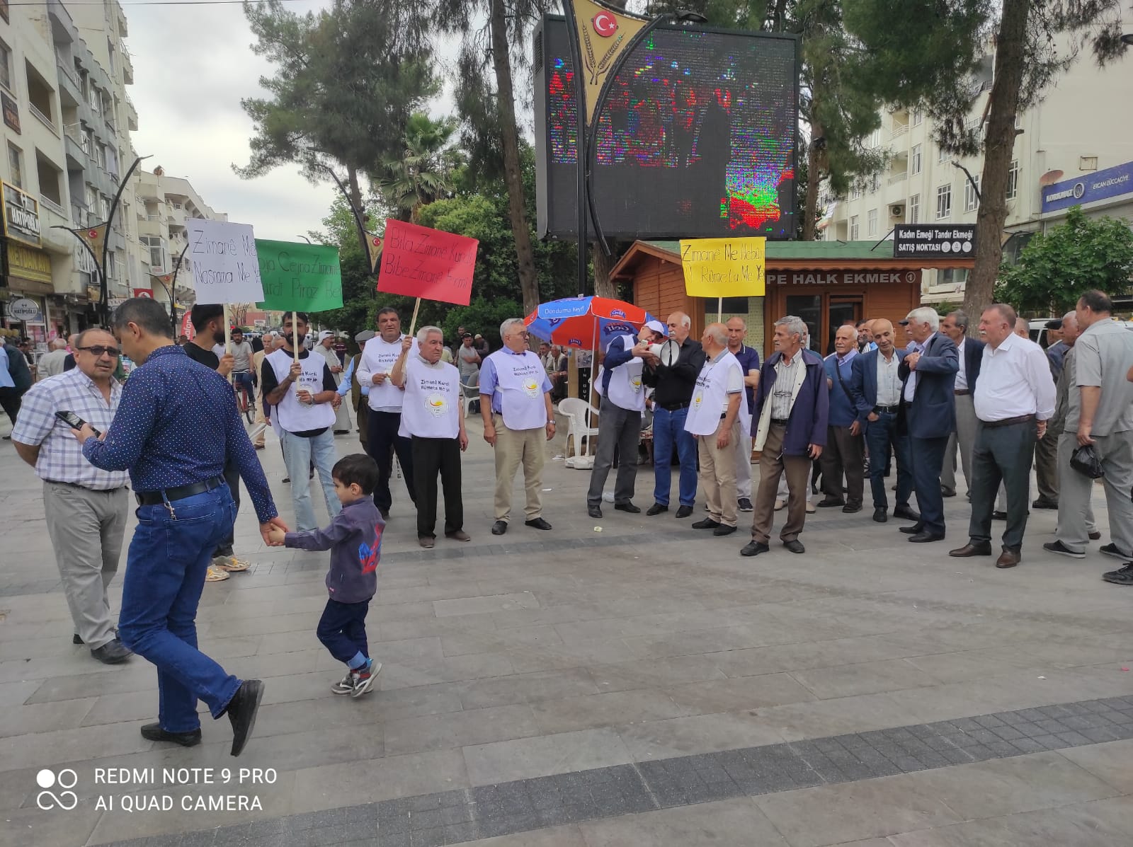 PWKyê li Amed, Mêrdîn û Batmanê belavokên ji bo Roja Zimanê Kurdî belav kir