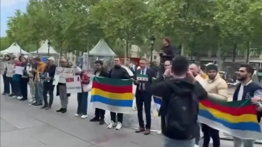 Penaberên Sûrî hatina Ehmed Şera ya Parîsê protesto kirin