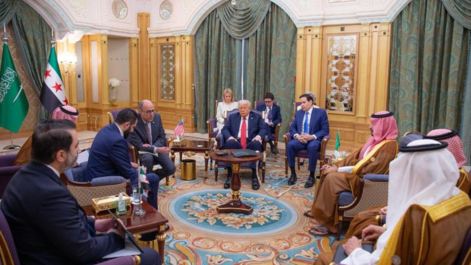 Trump piştî soza rakirina cezayên li ser Sûriyeyê bi Şera re civiya