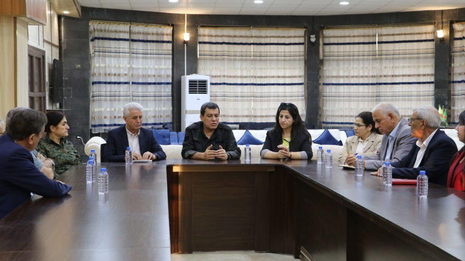 Encûmena Êzidiyan piştgirî da şandeya Kurdî û rexne li nebûna endamekî Êzidî girt