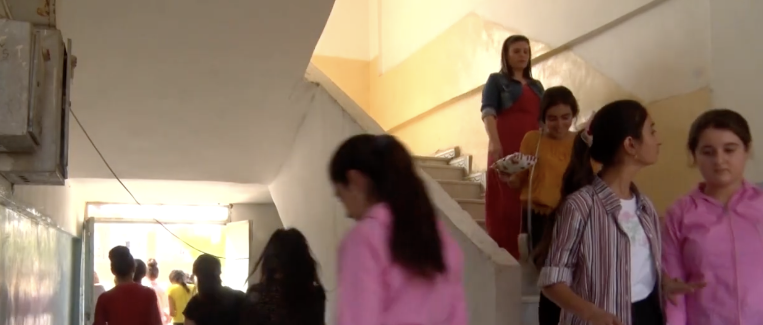 Rêveberiya Xweser sîstema xwe ya perwerdeyê disepîne; malbatî nîgeran in
