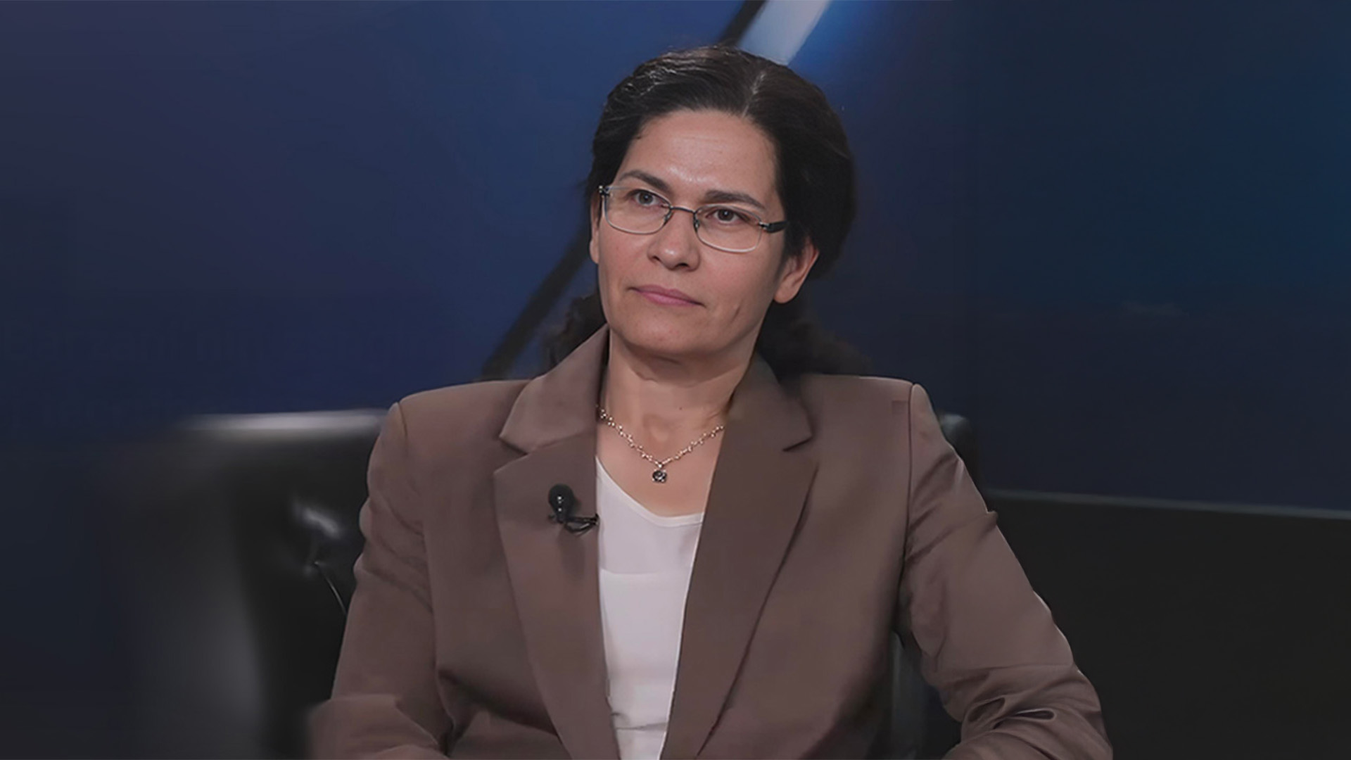 Îlham Ehmed: Danûstandinên navbera Rêveberiya Xweser û Hikûmeta Sûriyeyê erênî ne