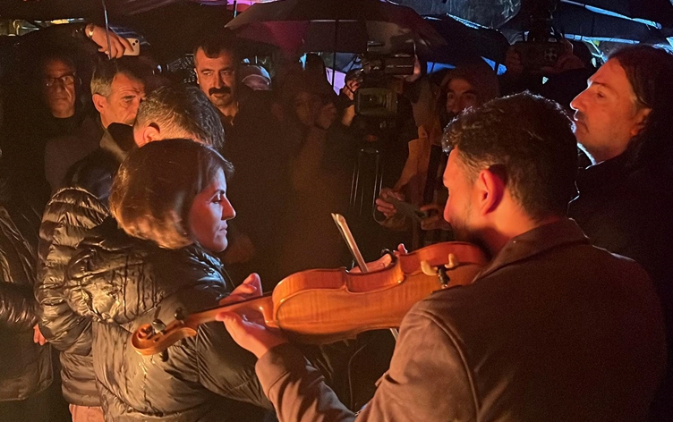 Hunermendên Dêrsimî Seyîd Riza bi kilaman bi bîr anî