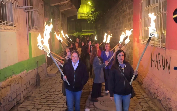 Li Amedê jin li dijî tundiyê bi meşaleyan meşiyan