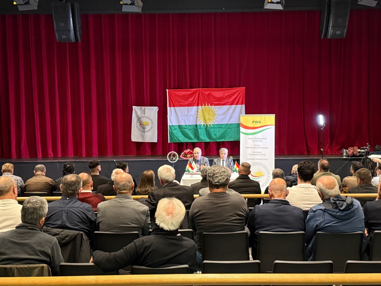 Serokê PWKyê Mustafa Ozçelîk li Kopenhagê Semînerek Li Dar Xist